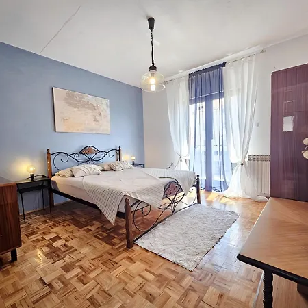 At Mare Apartment